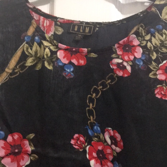 Nice top - Picture 2 of 4